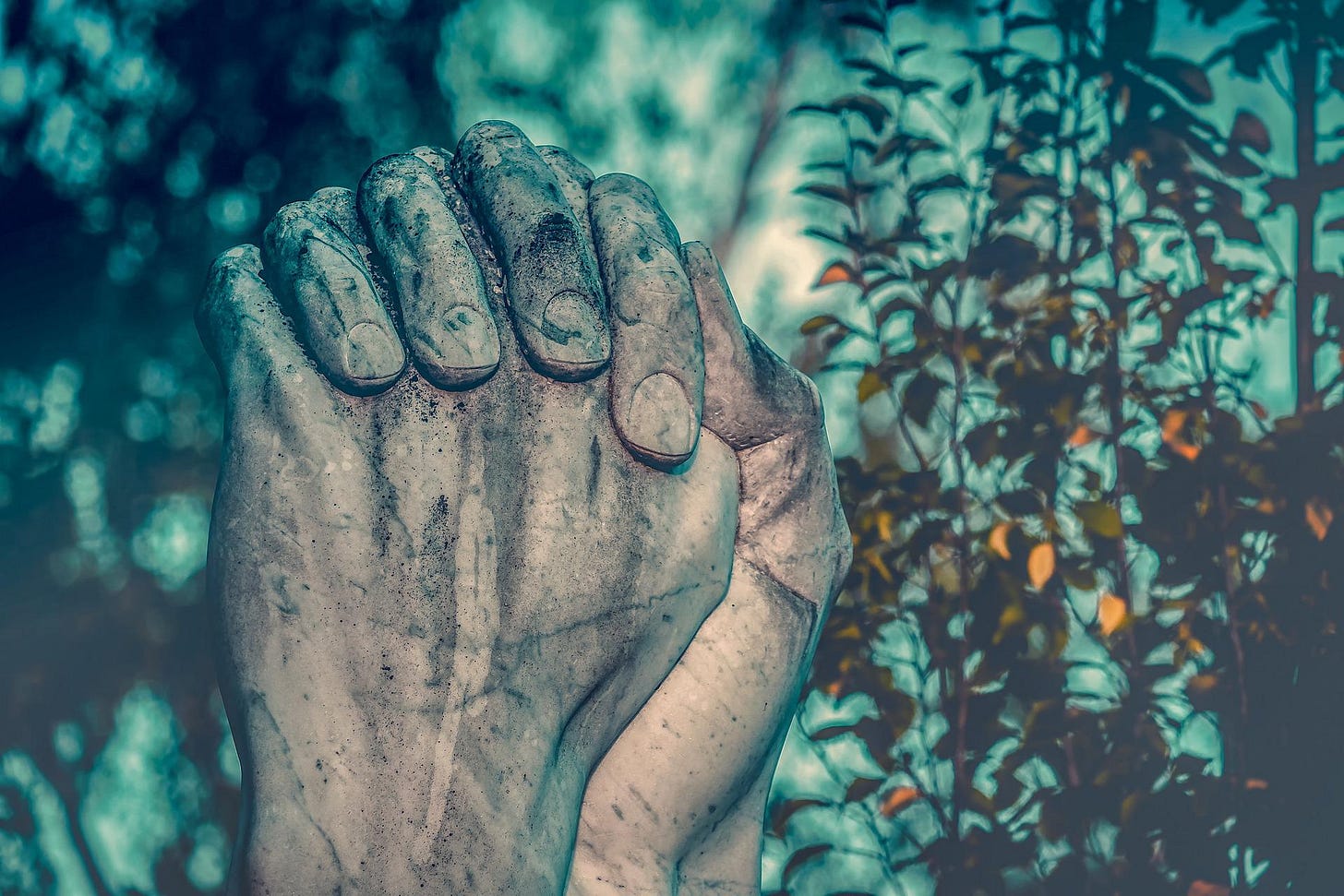 Image of statue praying