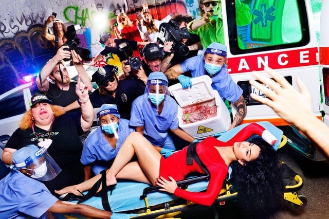 r/popculturechat - Charli XCX 📸 de David LaChapelle + a história por trás disso: “Ela está presa em uma paisagem de sonho, mas no final ela se liberta.” (Antevisão do outono de 2024 da New York Magazine)
