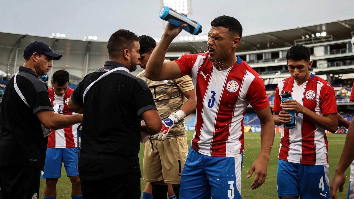 Fútbol a sol y sin sombra: como el calor extremo pone en riesgo a los astros del mañana