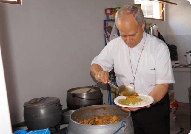 Pope Leo at a parish potluck, serving Machado de Pollo, a typical dish from  Chiclayo, Peru. : r/pics