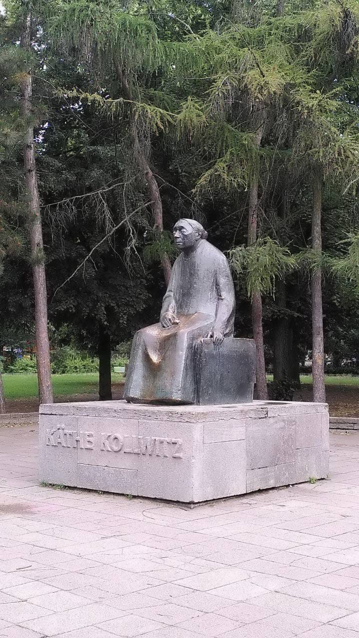 Monumento a Käthe Kollwitz a Kollwitzplatz. Monumento a Käthe Kollwitz a Kollwitzplatz.