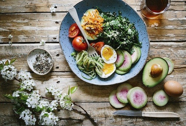 Vegetable salad with nut dressing