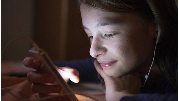 Safer Internet Day: Young ignore 'social media age limit' - BBC News