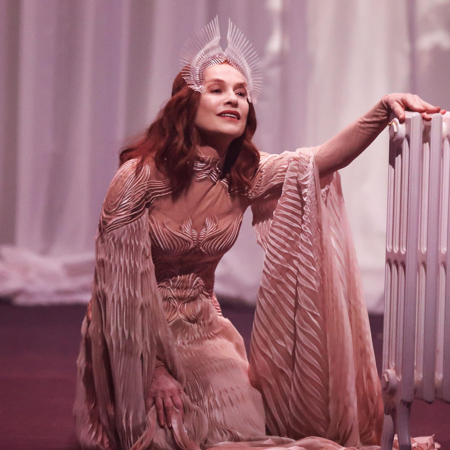 Isabelle Huppert va incarner une Bérénice sublimée par Iris Van Herpen |  Vogue France