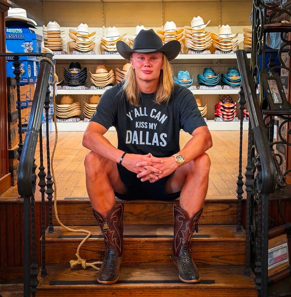 A man sitting in a cowboy hat (Erling Haaland)