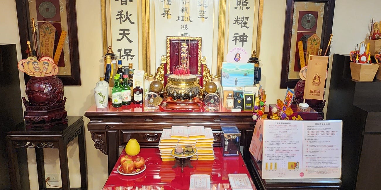 Prayers given at Temple of Gay God Tu'er in New Taipei City for the safety of the Dallas LGBT. 