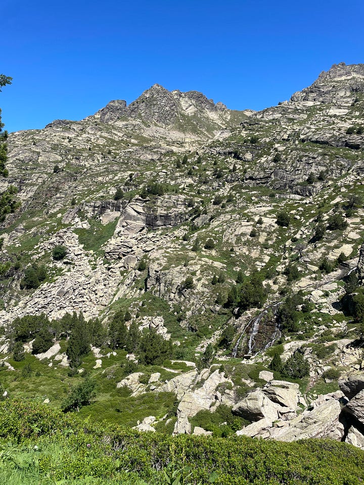 Technical terrain towards Refugi de Julca