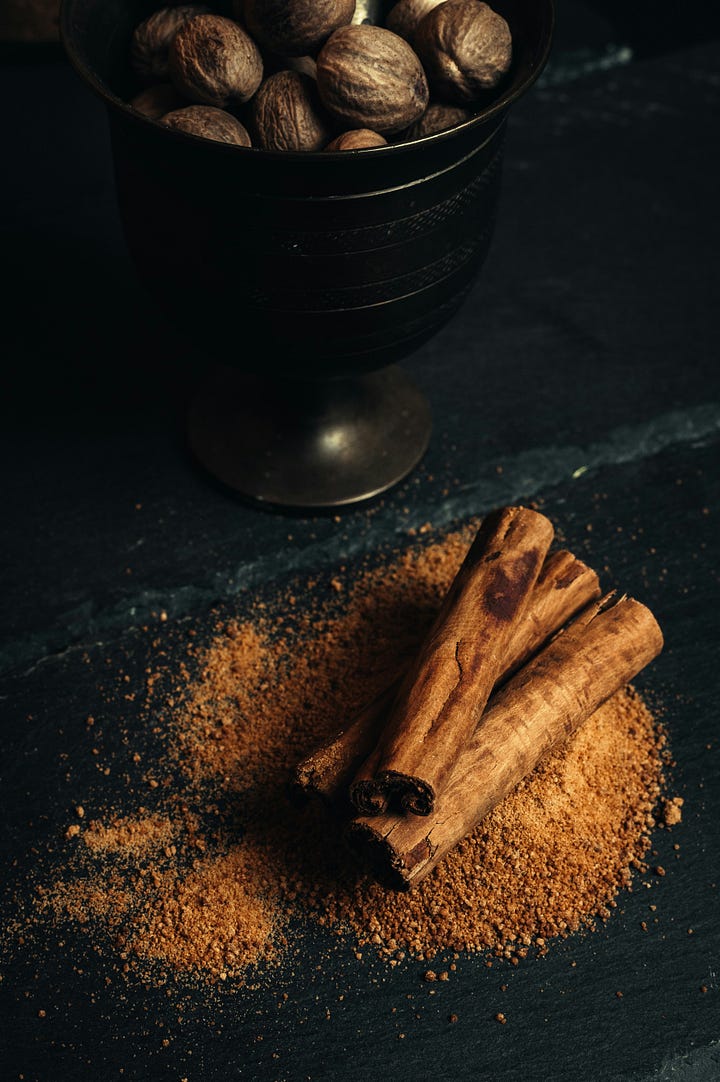 Cinnamon (photo Angelo Pantazis, Unsplash). Sweet lil piggies (photo Emmanuel Eigege, Unsplash)