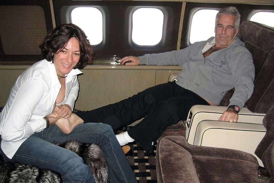 Mis en examen pour « viols sur mineur de plus de 15 ans » et « harcèlement sexuel », Jeffrey Epstein s'est suicidé dans sa cellule en août 2019.