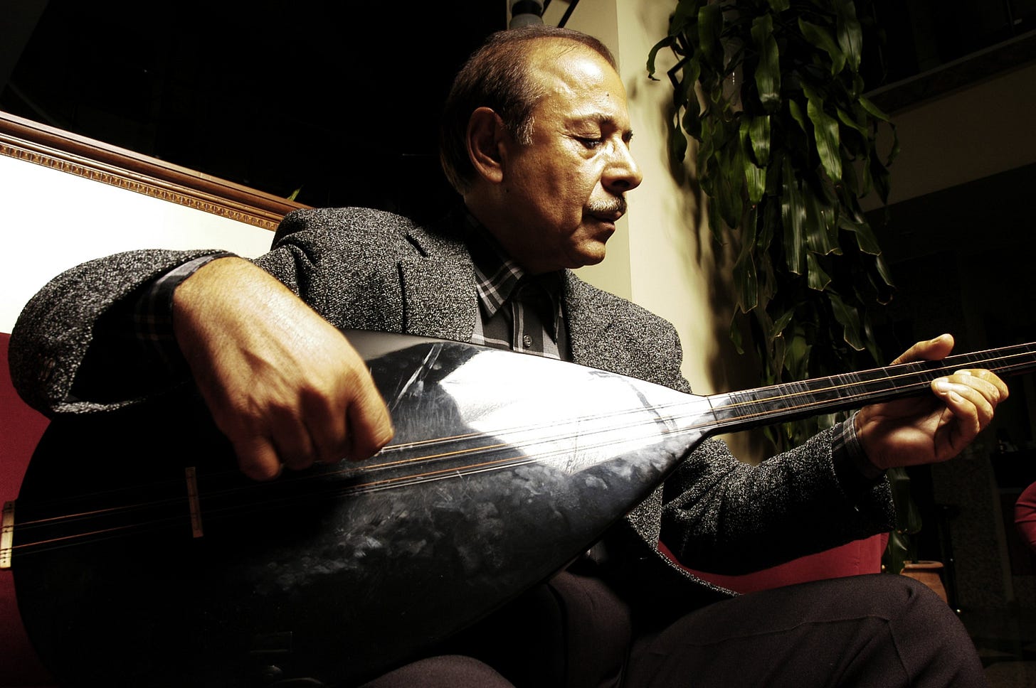 Neşet Ertaş Almanya yılları Berlin saz çalarken, Türk halk müziği ozanı bağlama performansı