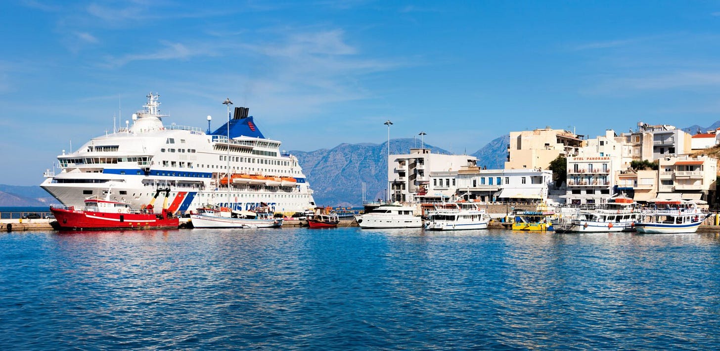 Kreuzfahrtschiff und Boote im Hafen von Agios Nikolaos