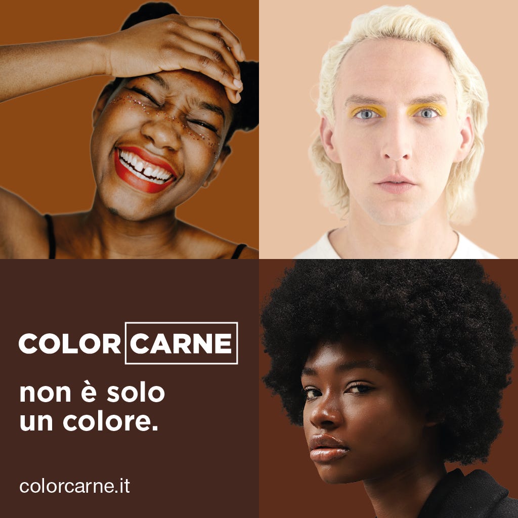 Tre persone in tre riquadri: una ragazza nera che ride tenendosi una mano sulla fronte, un ragazzo bianco con i capelli biondissimi e gli occhi truccati di giallo, una ragazza nera con capelli afro e un'espressione seria guarda l'obiettivo. Nel quarto riquadro il motto: Color Carne non è solo un colore, colorcarne.it Tre persone in tre riquadri: una ragazza nera che ride tenendosi una mano sulla fronte, un ragazzo bianco con i capelli biondissimi e gli occhi truccati di giallo, una ragazza nera con capelli afro e un'espressione seria guarda l'obiettivo. Nel quarto riquadro il motto: Color Carne non è solo un colore, colorcarne.it