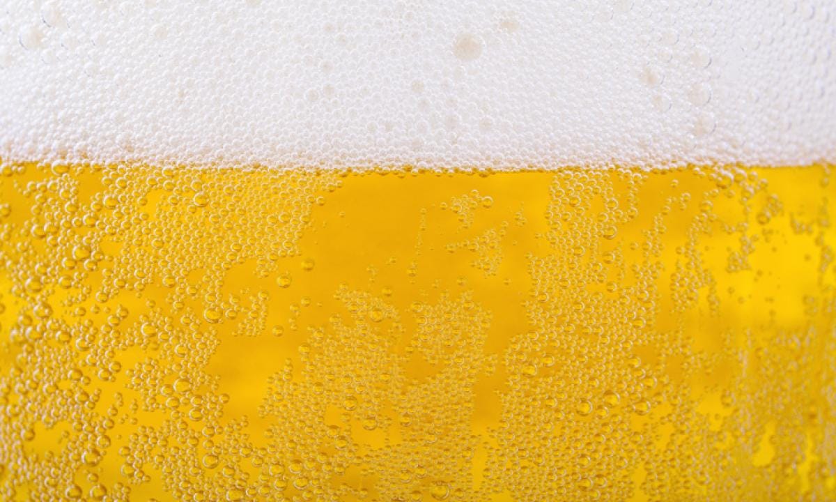 Arrasa la cerveza hecha con las sobras del pan en un pueblo de 135  habitantes