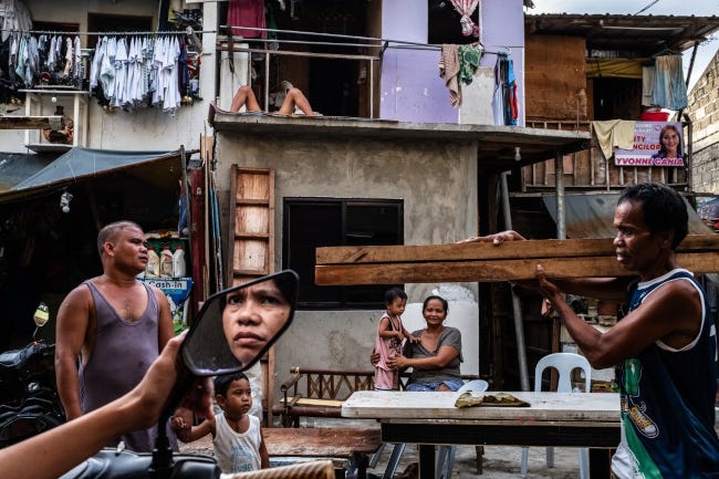 Une rue en Slovaquie, assez sordide, o se croise un déménageur en plein effort, une fille en train de se remaquiller, un passant chauve en marcel.