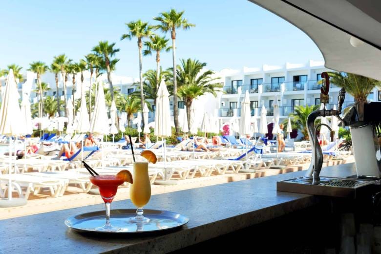 https://www.palladiumhotelgroup.com/content/dam/palladium/images/hoteles/espana/ibiza/playa-de-bossa/grand-palladium-resort-spa-ibiza/gastronomia/olivera-pool-bar/Grand_Palladium_Palace_Ibiza_Olivera_Bar2.jpg?preferwebp=true&quality=65
