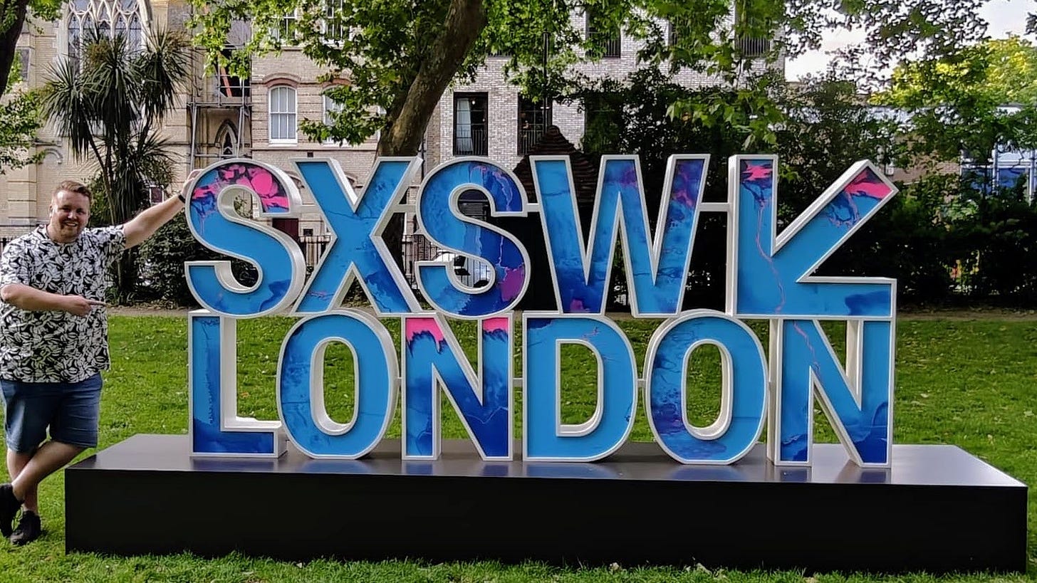 Tjitze Zijlstra naast het SXSW London-logo
