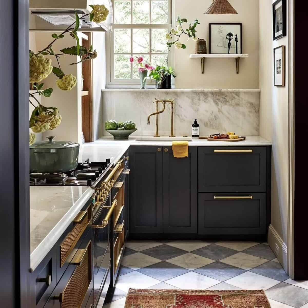 small kitchen design mistakes that show a black kitchen with marble counters, and checker floors  with the best red Kitchen Rug.