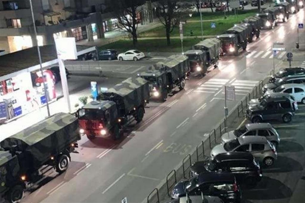 I camion allineati a Bergamo