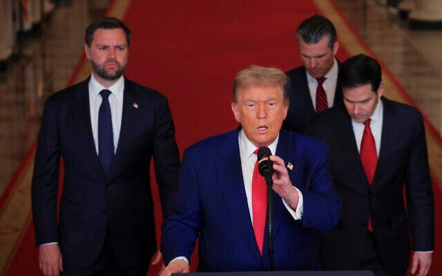 O presidente dos EUA, Donald Trump, discursa no Salão Leste da Casa Branca, em Washington, com o vice-presidente JD Vance, à esquerda, após os militares dos EUA atacarem três instalações nucleares e militares iranianas, em 22 de junho de 2025. (Carlos Barria/Pool via AP)