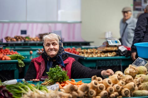 Această selecție urmărește legumele de sezon și felul în care piața devine, la început de aprilie, una dintre cele mai vii imagini ale primăverii urbane. Tarabele pline de verdețuri, salată, ridichi și ceapă verde vorbesc despre prospețime, despre ritmul sezonului și despre apropierea unei perioade în care aceste gusturi simple revin firesc pe mesele oamenilor.