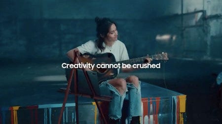 la publicité de Samsung baptisée "Uncrushed" la publicité de Samsung baptisée "Uncrushed"