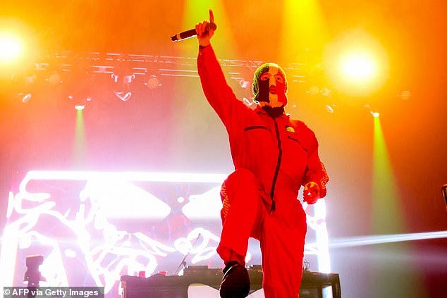 DJ Provai irlantilaisesta “hip hop -trio” Kneecapista esiintyy lavalla vuoden 2025 Coachella Valley -musiikki- ja taidefestivaalin aikana Empire Polo Clubilla 11. huhtikuuta 2025. Heillä on tapana peittää kasvonsa ja esittää “tosi kovia poikia” lavalla. DJ Provai irlantilaisesta “hip hop -trio” Kneecapista esiintyy lavalla vuoden 2025 Coachella Valley -musiikki- ja taidefestivaalin aikana Empire Polo Clubilla 11. huhtikuuta 2025. Heillä on tapana peittää kasvonsa ja esittää “tosi kovia poikia” lavalla.