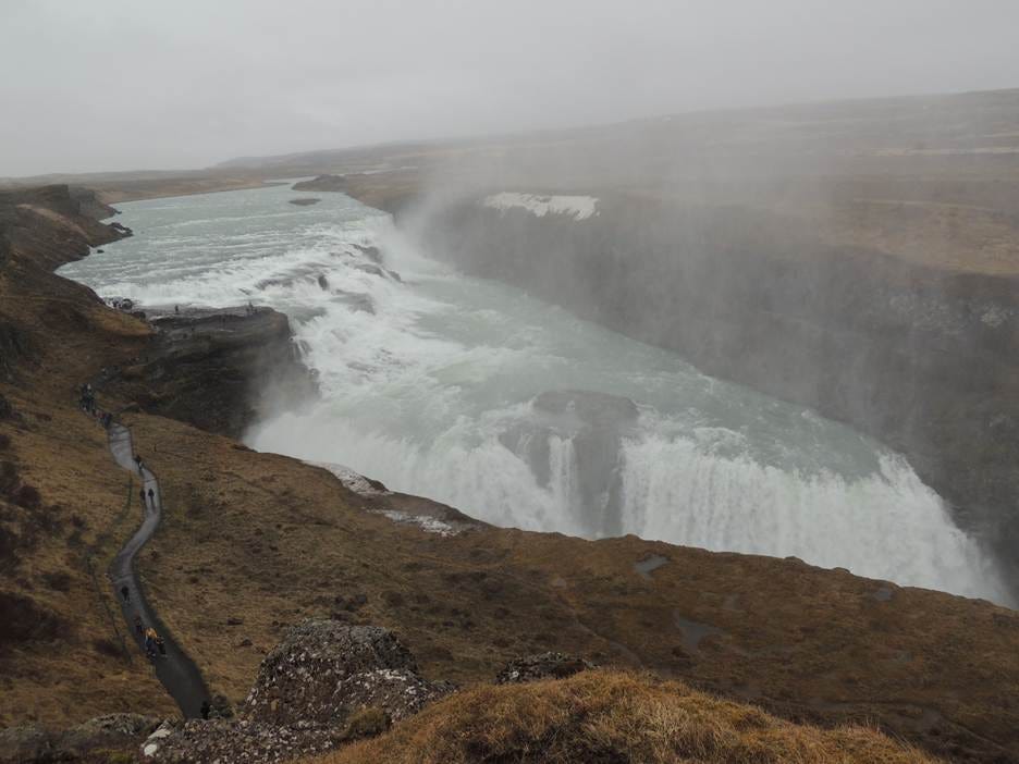 A waterfall in a valley

AI-generated content may be incorrect.