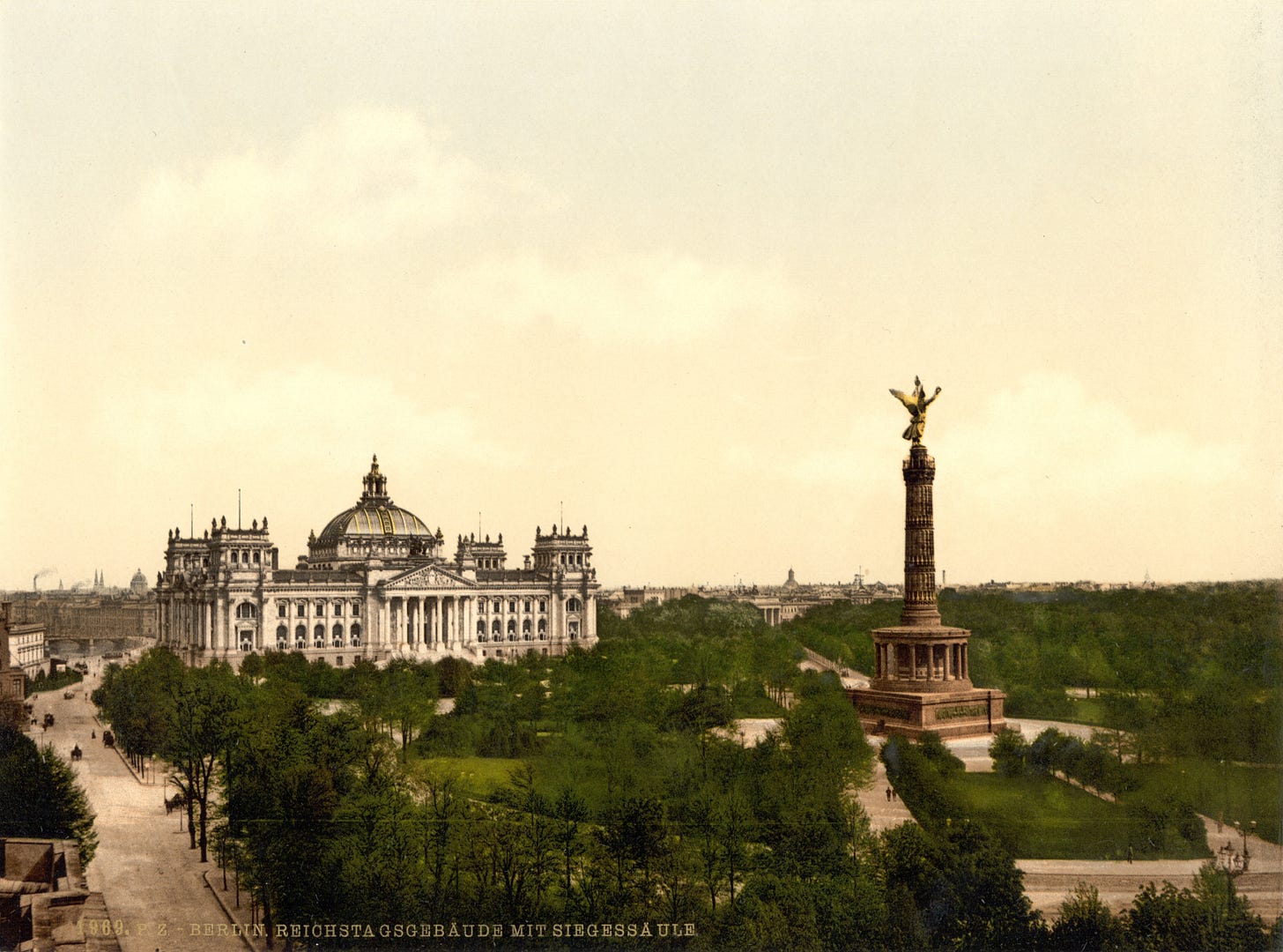 https://upload.wikimedia.org/wikipedia/commons/1/13/Reichstag_und_Siegess%C3%A4ule_um_1900.jpg