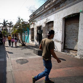 Přístav, piráti a šamani