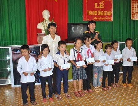 Đắk Lắk: Trao 50 suất học bổng đến học sinh nghèo hiếu học