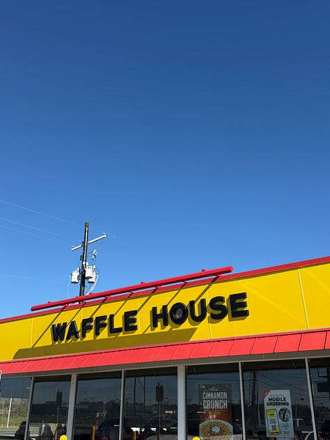 Enseigne jaune et noire d’un restaurant Waffle House sous un ciel bleu. Gaufre aux pépites de chocolat dans une assiette Waffle House, avec une dosette de beurre fouetté. Set de table servant de menu Waffle House, rubrique « Breakfast Favorites », avec photos des plats et des prix.