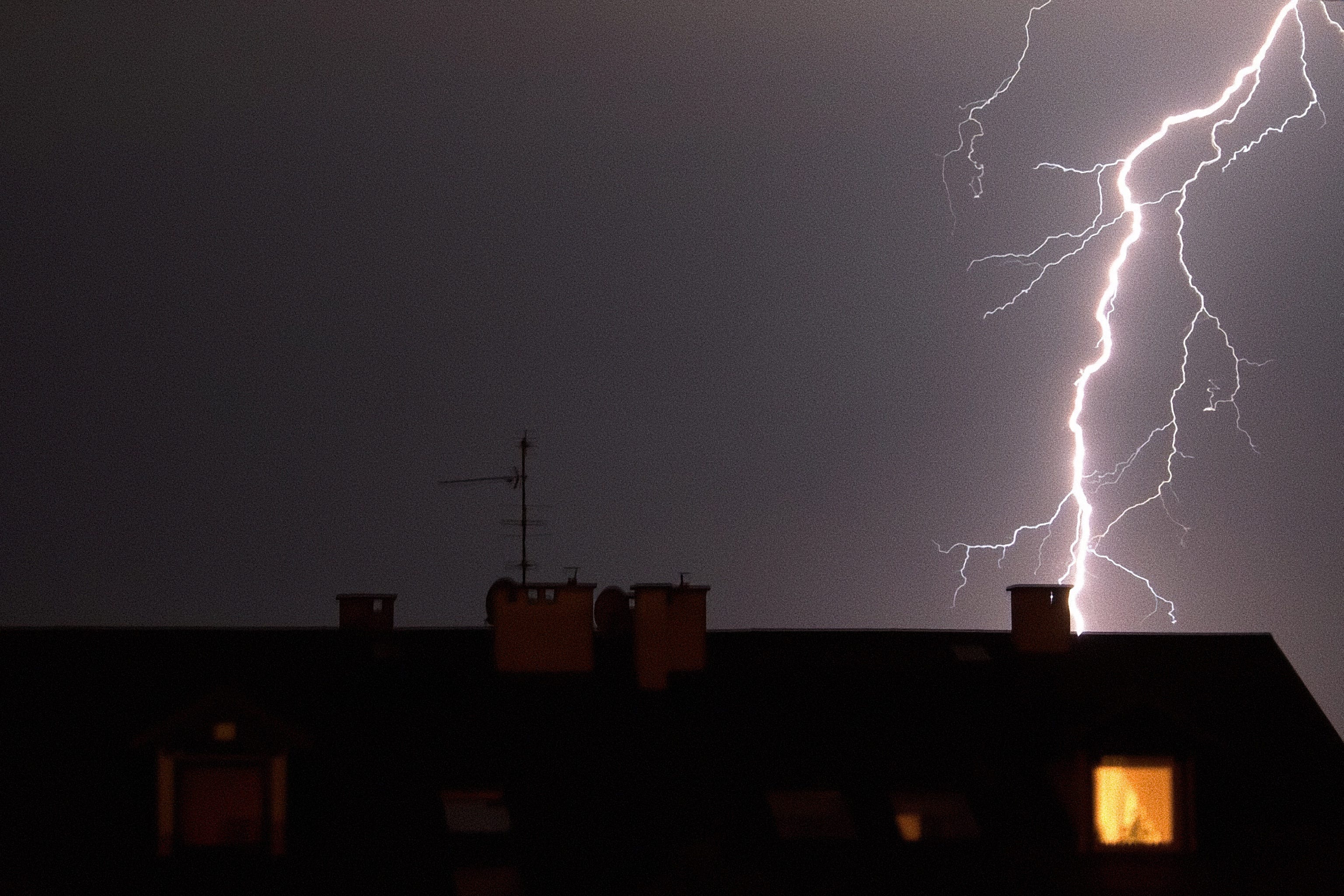 Imagen de un relámpago cayendo. Original de Maciej Szczepaniak para Flickr.