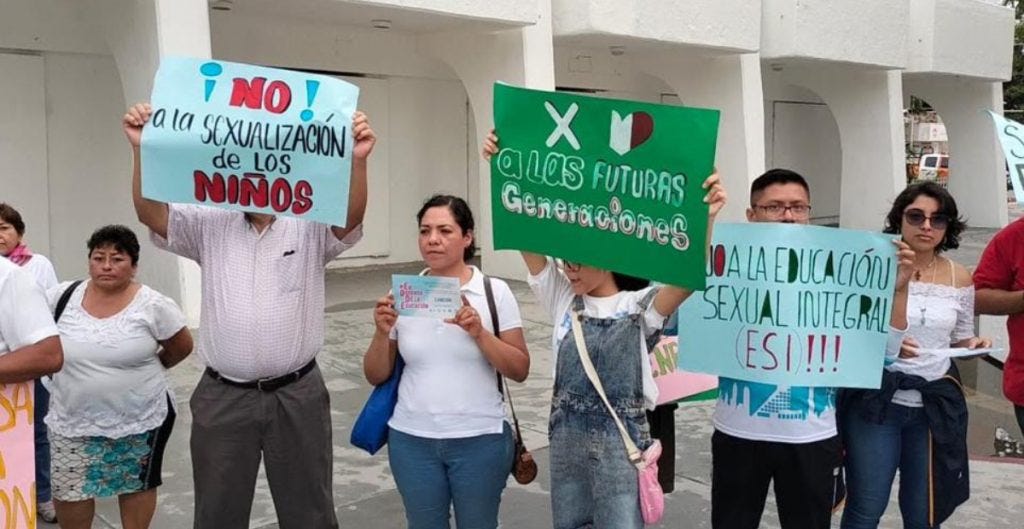 Padres de familia protestan en varias ciudades del país contra los nuevos  libros de la SEP