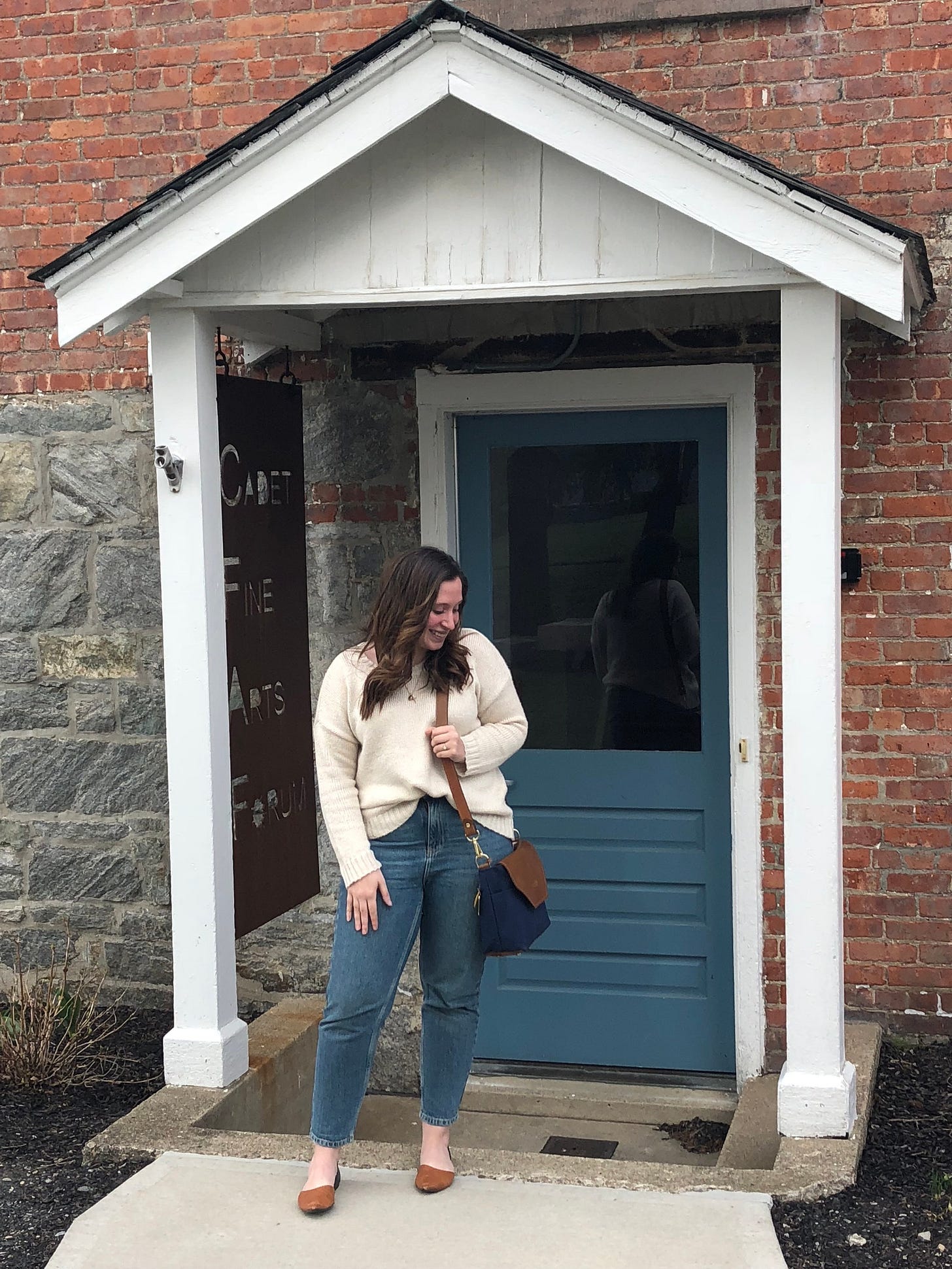 Darrian Michelle, New York lifestyle blogger wearing a mom jeans outfit with an oversized sweater and sporting her Colonial Blue Hobby from R. Riveter