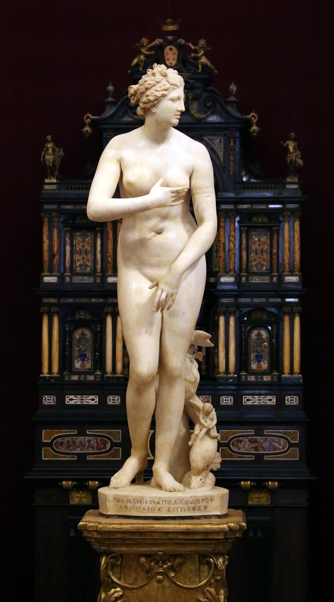 The ancient marble Venus de' Medici, the pose that likely inspired Botticelli's Venus The ancient marble Venus de' Medici, the pose that likely inspired Botticelli's Venus