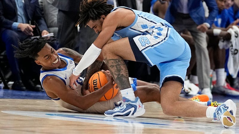 Rob Dillingham scores 17 points, No. 14 Kentucky holds off No. 9 North  Carolina 87-83