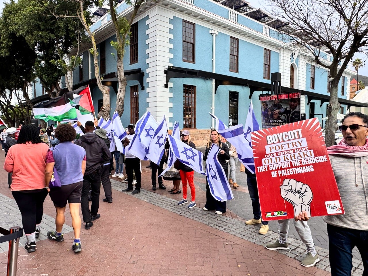 A group of people holding flags

AI-generated content may be incorrect.