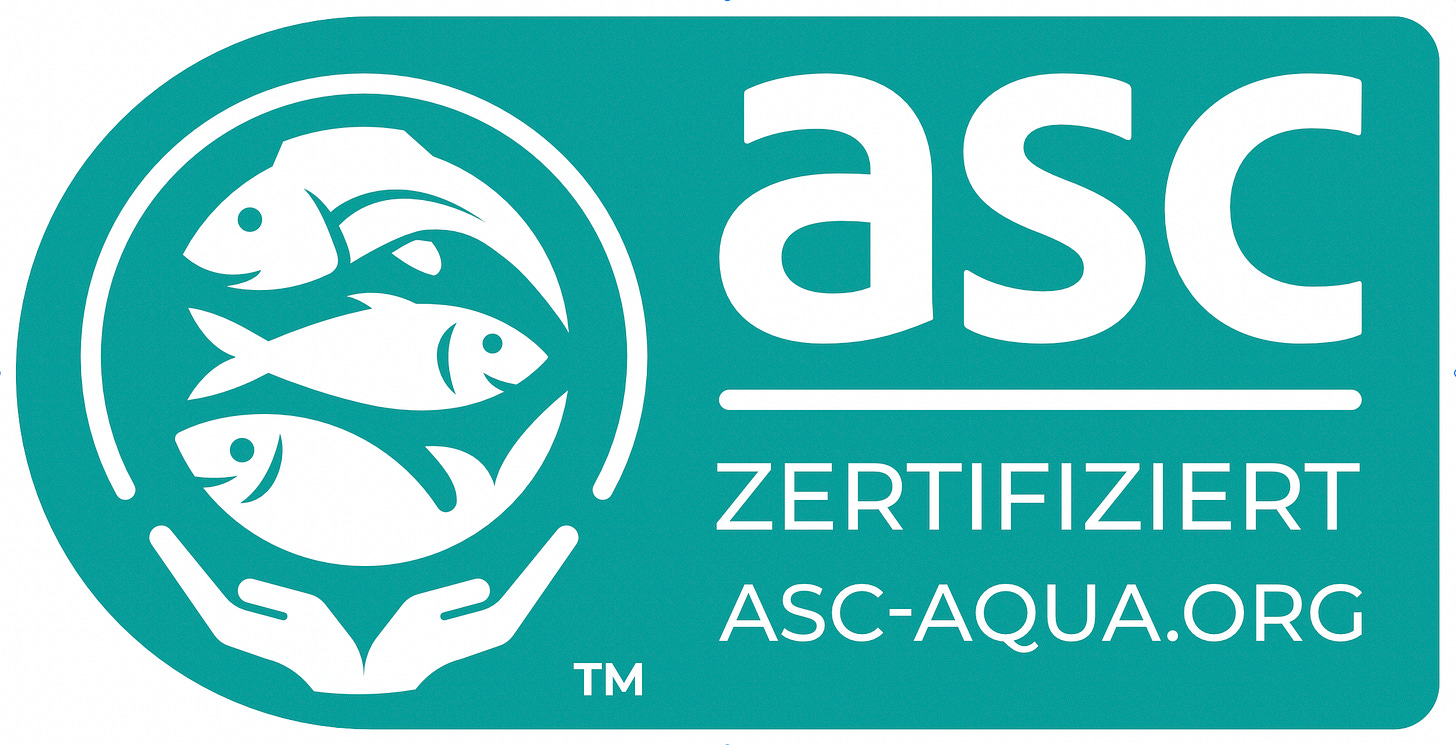 Türkis-weisses ASC-Siegel für zertifizierte Fischzucht. Links sind drei stilisierte Fische über zwei schützenden Händen dargestellt, rechts stehen «ASC», «Zertifiziert» und «ASC-AQUA.ORG». Türkis-weisses ASC-Siegel für zertifizierte Fischzucht. Links sind drei stilisierte Fische über zwei schützenden Händen dargestellt, rechts stehen «ASC», «Zertifiziert» und «ASC-AQUA.ORG».
