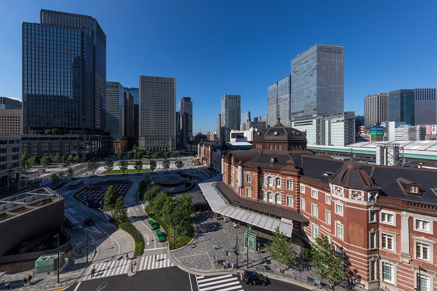 File:Marunouchi Central Plaza with blue sky, Tokyo station and Shin-Marunouchi Building, panoramic view from JP Tower, Tokyo, Japan.jpg - Wikimedia Commons