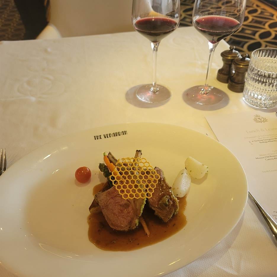 A plate of food on a table

AI-generated content may be incorrect.
