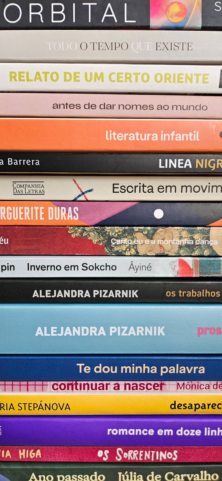 Pilha dos livros lidos no ano de 2025.