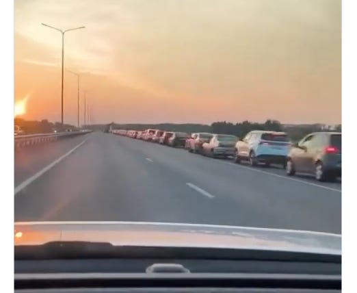 PetrolQueue_Tyumen_01.png