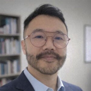 Homem asiático, usa óculos, cabelos escuros e barba. Homem asiático, usa óculos, cabelos escuros e barba.