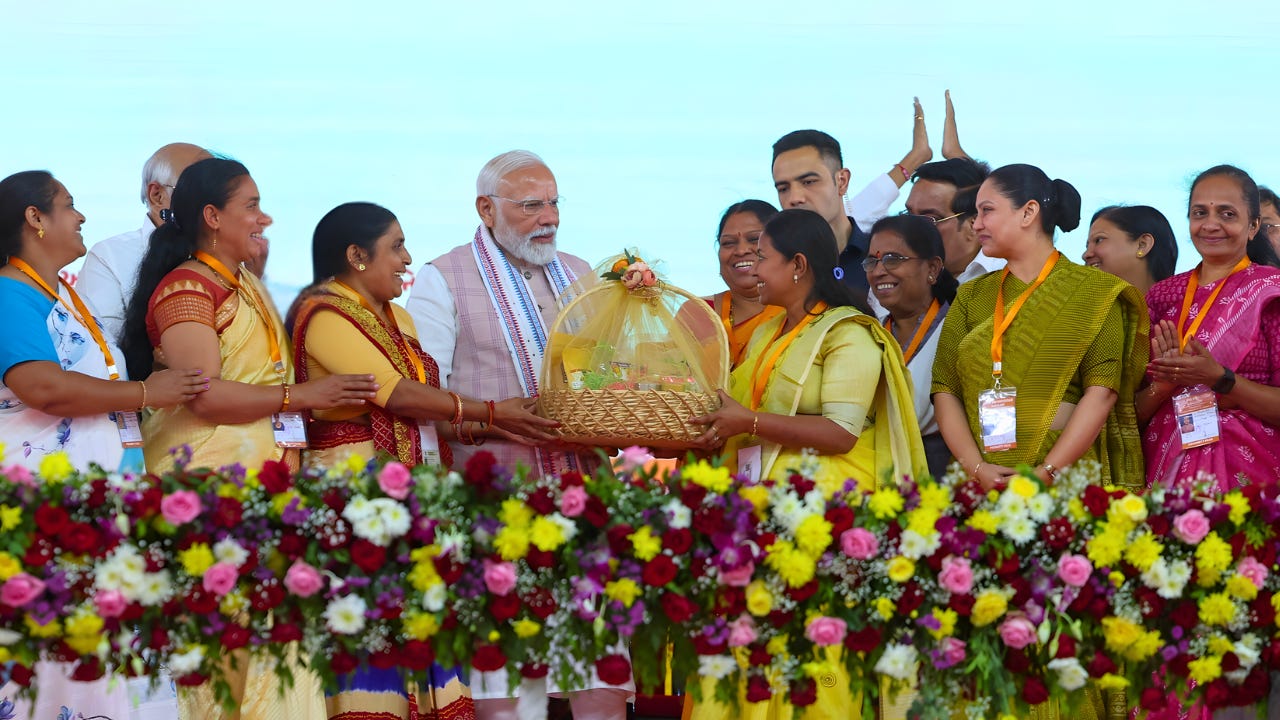 अंतरराष्ट्रीय महिला दिवस पर आयोजित एक समारोह में प्रधानमंत्री नरेंद्र मोदी अंतरराष्ट्रीय महिला दिवस पर आयोजित एक समारोह में प्रधानमंत्री नरेंद्र मोदी