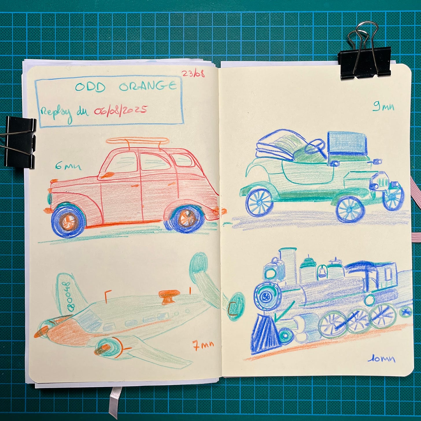 Photo de la double-page de mon sketchbook où j'ai dessiné pendant la session de véhicules : deux automobiles, un avion et une locomotive. Photo de la double-page de mon sketchbook où j'ai dessiné pendant la session de véhicules : deux automobiles, un avion et une locomotive.