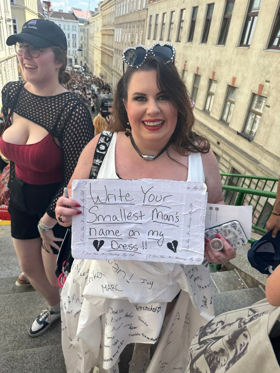 Nicole Auerbach on X: "This is the best outfit we've seen so far. Everyone  she meets can write down the name of the Smallest Man Who Ever Lived in  their lives 😭 #