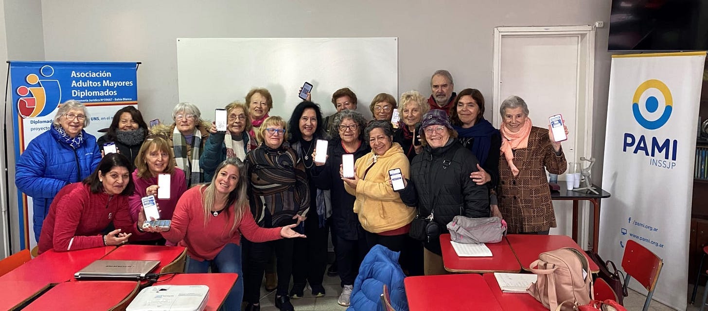 Puede ser una imagen de 12 personas y texto que dice "Asociación Adultos AdultosMayores AdultosMayores Mayores Diplomados Biolamada Dipiamad e3yccTo pnyccTo UNS NGm タ PAMI INSSJP P www.pemaLorg.ar /pari.orgar"