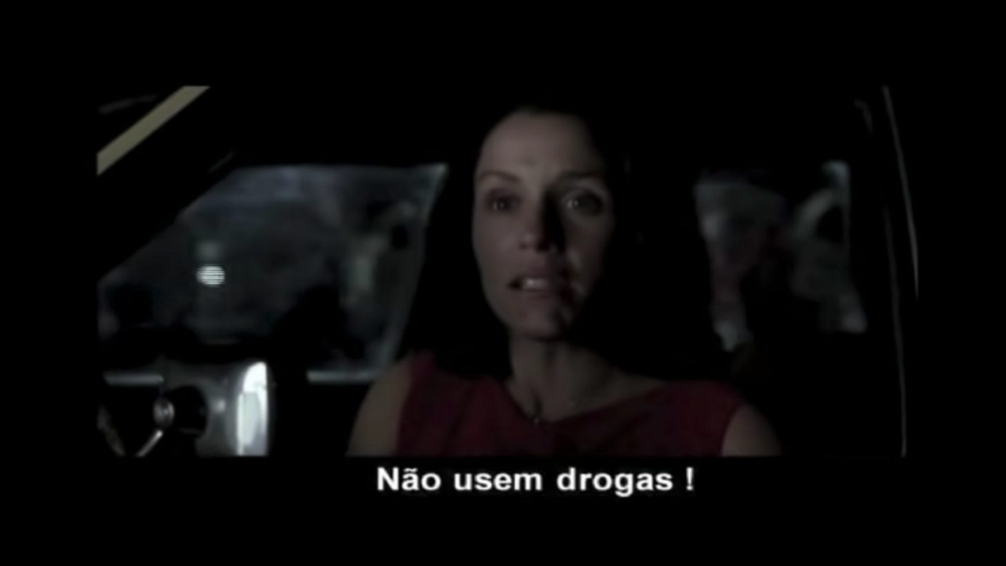 Cena do filme "Quase Famosos” com a mãe falando “Não usem drogas!”