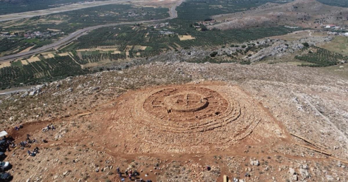 he Minoan monumental structure recently uncovered at Kastelli, Crete