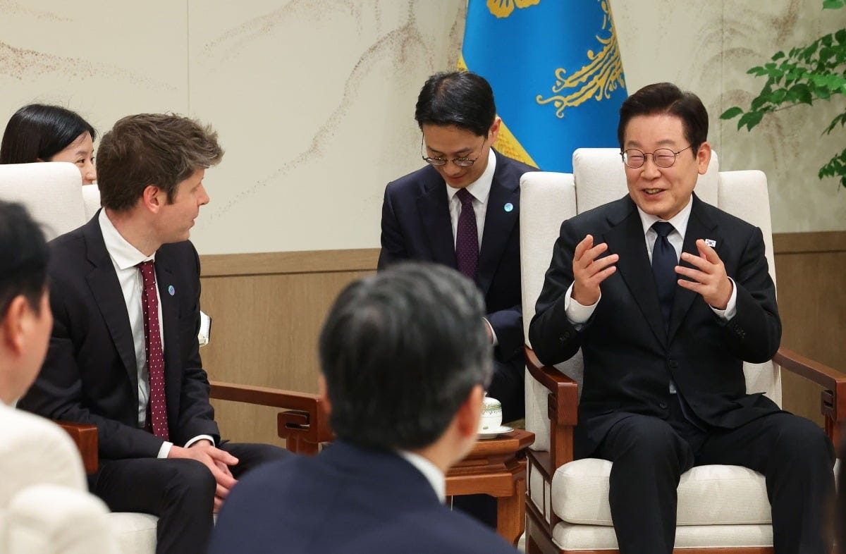 이재명 대통령이 지난 1일 용산 대통령실에서 샘 올트먼 오픈AI CEO, 이재용 삼성전자 회장, 최태원 SK그룹 회장 등과 AI 협력 확대 방안에 관해 이야기를 나누고 있다. 연합뉴스